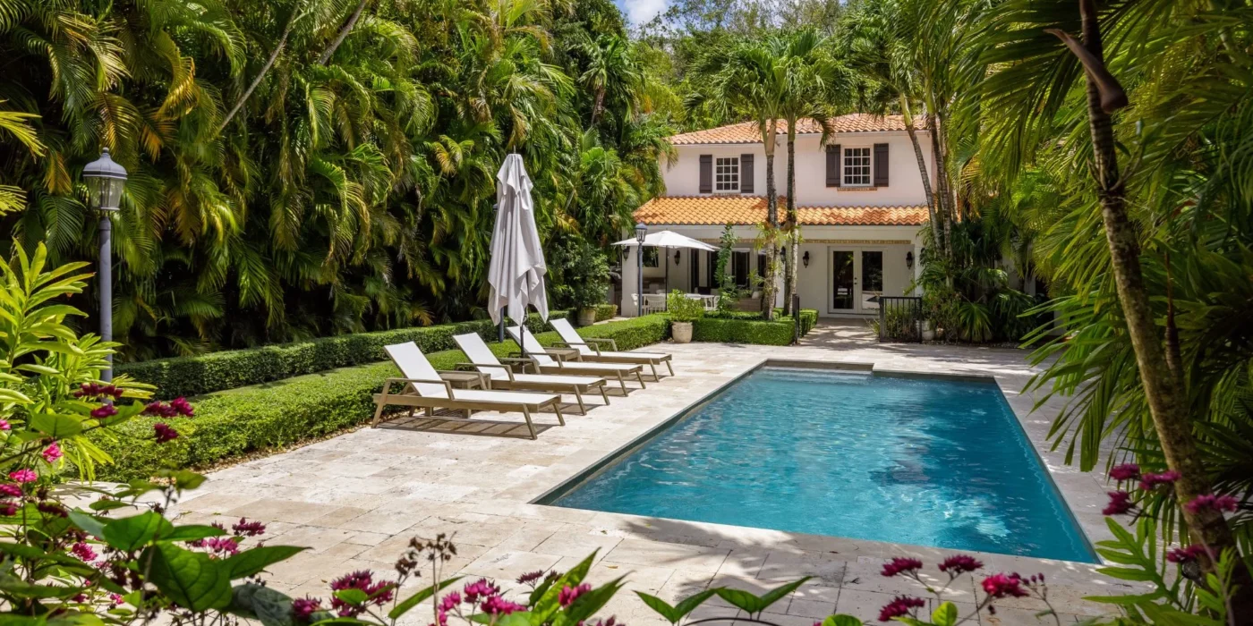 villas with swimming pool